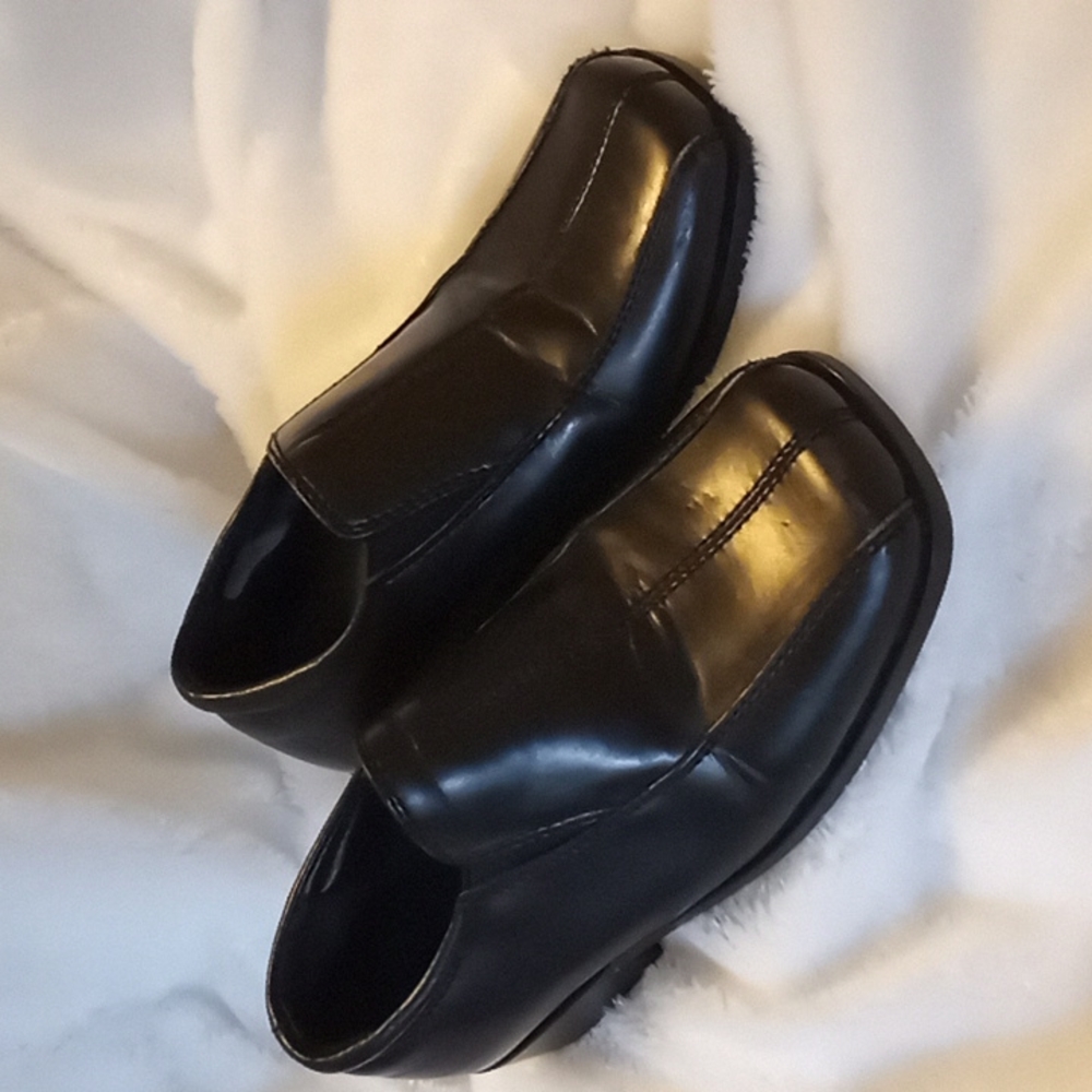 Boys size 11 Black dress shoes